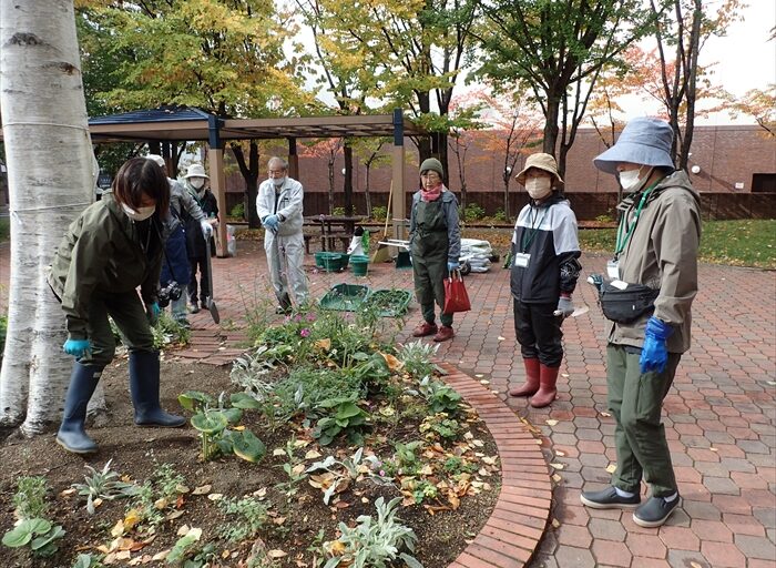 前回の株分け講習会の植物を確認している
