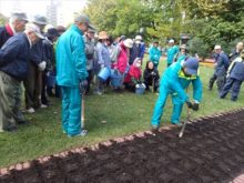 植え穴の作り方の説明をきいているところ