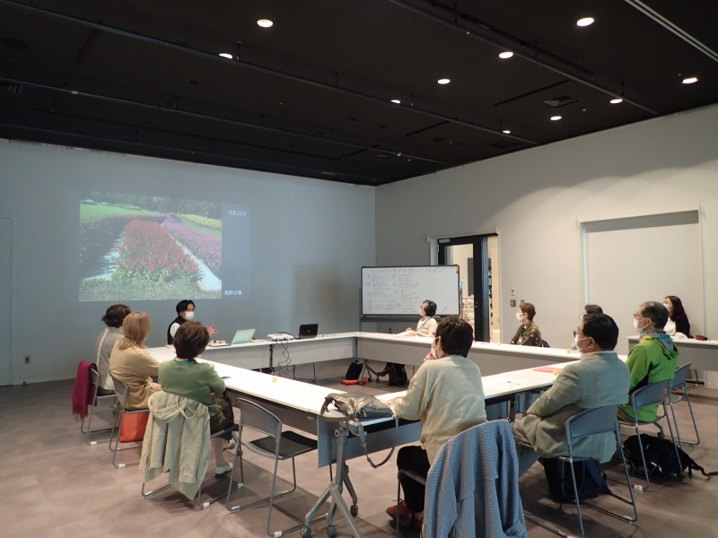 スライドを見ている