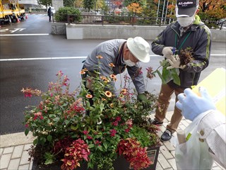 札幌市役所前コンテナの片付けの様子
