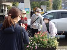 同じ班のメンバーで記念撮影しているところ