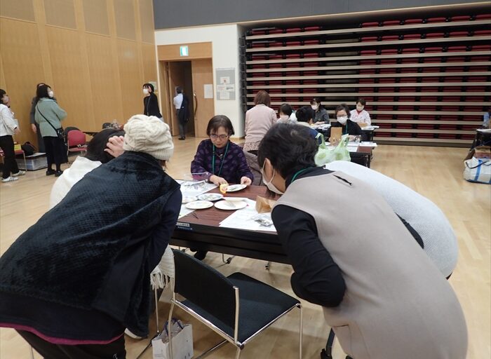 他のテーブルの作品を見に来た方々