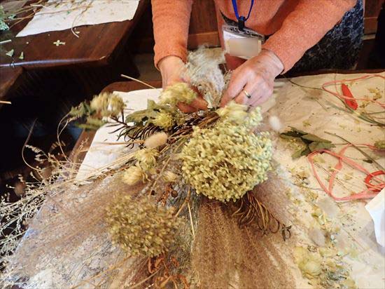 スワッグづくりの様子