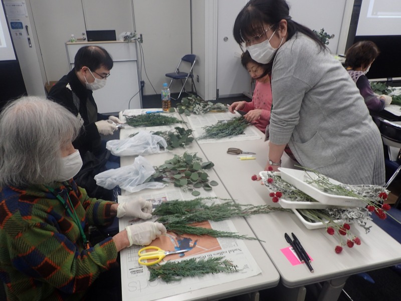 スタッフの指導によりスワッグを作っている