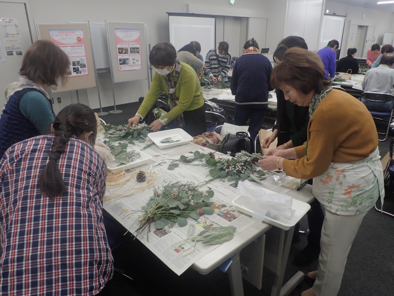 スタッフの指導によりスワッグを作っている