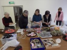 材料を選んでいるところ