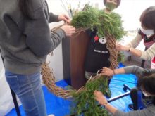 大きなリース台への取り付けの様子