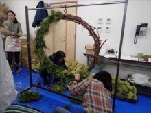 リース台にヒバをとりつけているところ