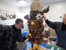 クリスマス展示の準備をしているところ