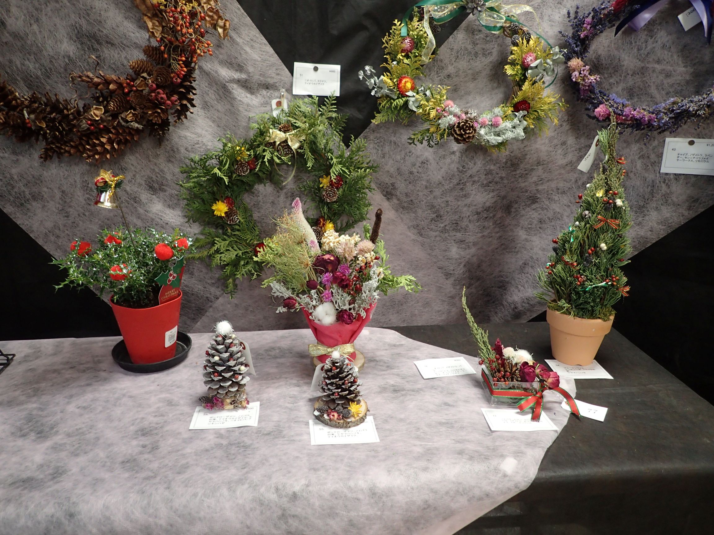 リースや松ぼっくりツリーの展示のようす