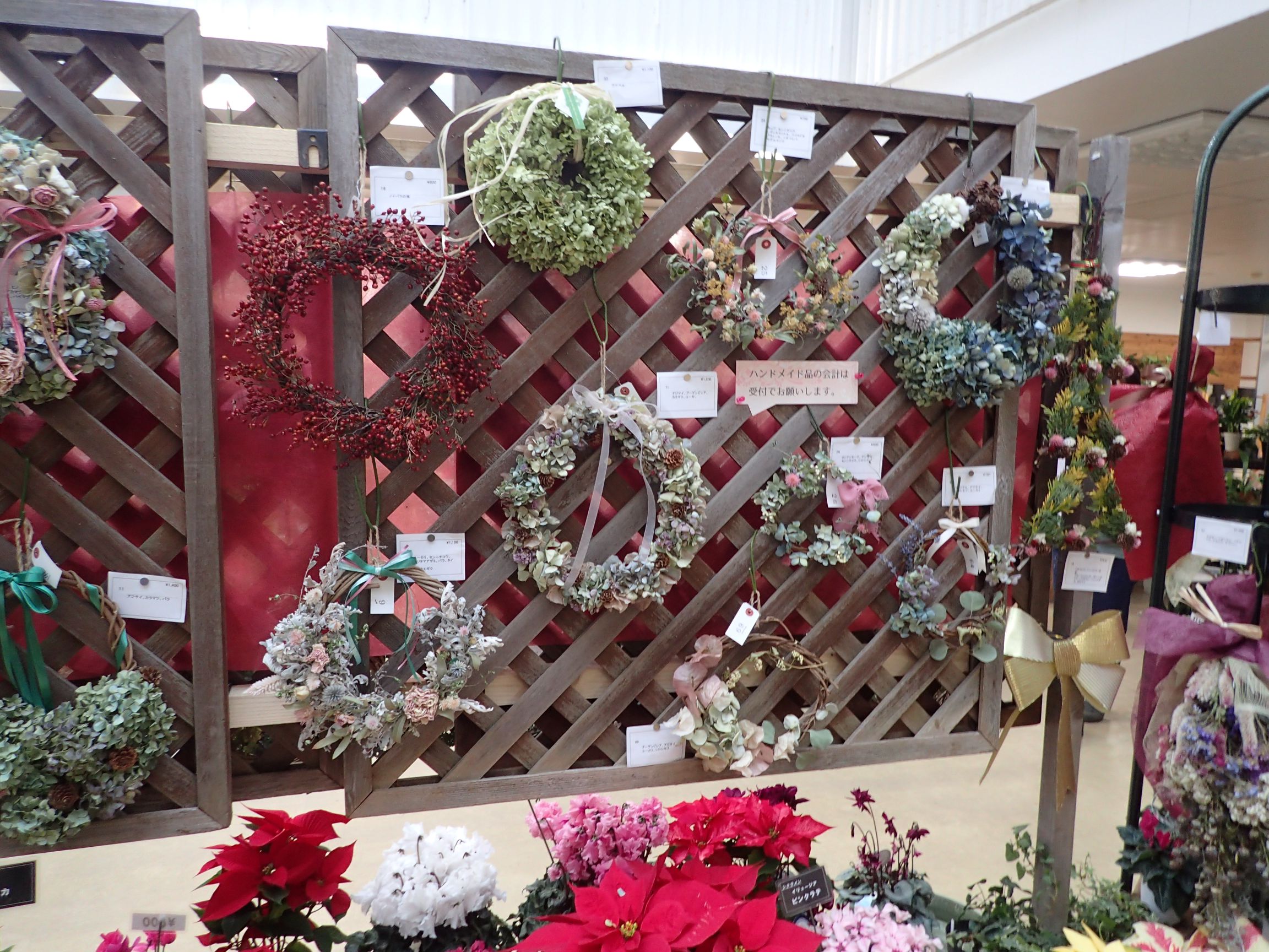 リースがたくさん並ぶようす