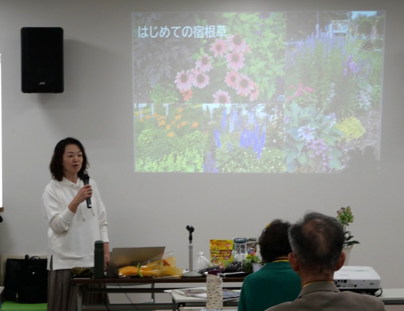 はじめての宿根草を教える熊木さん