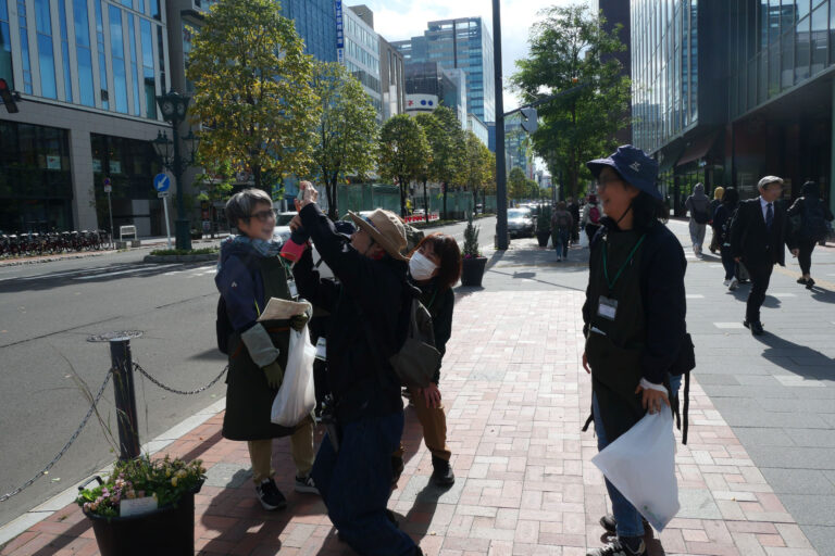 記念撮影しているようす