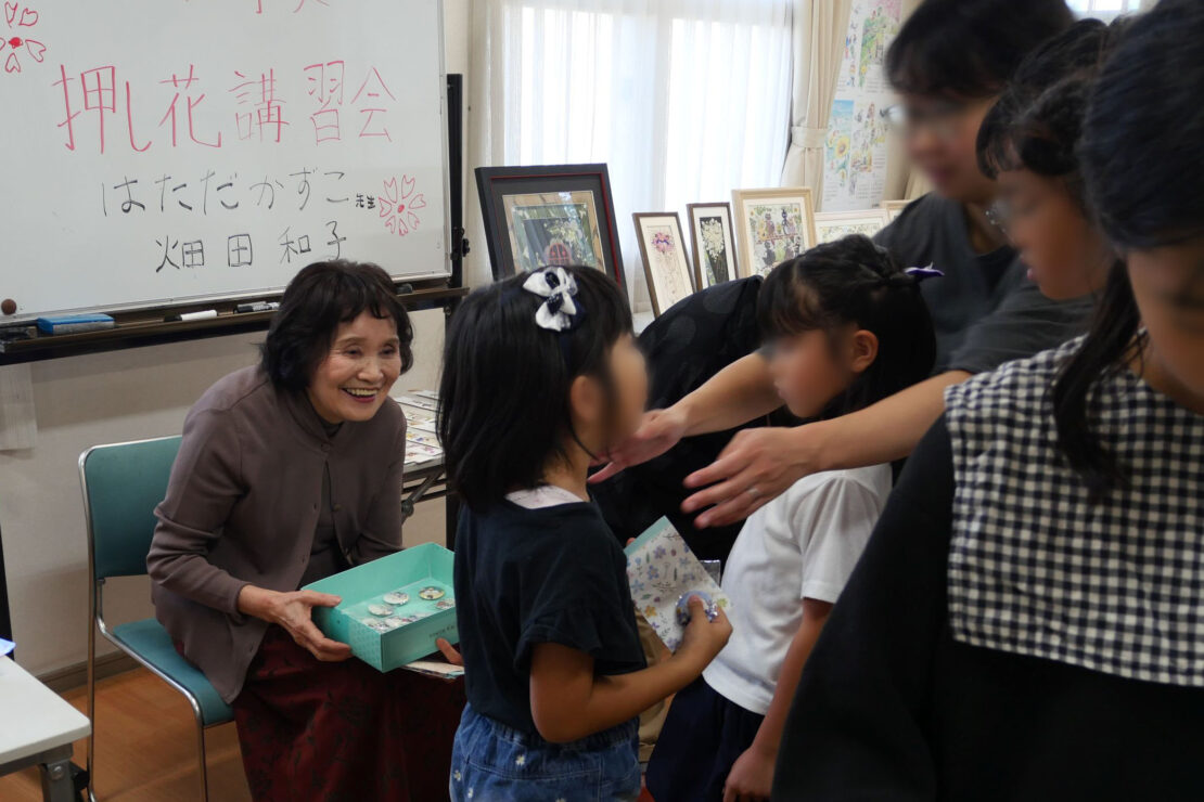 お土産をもらってうれしそうなようす