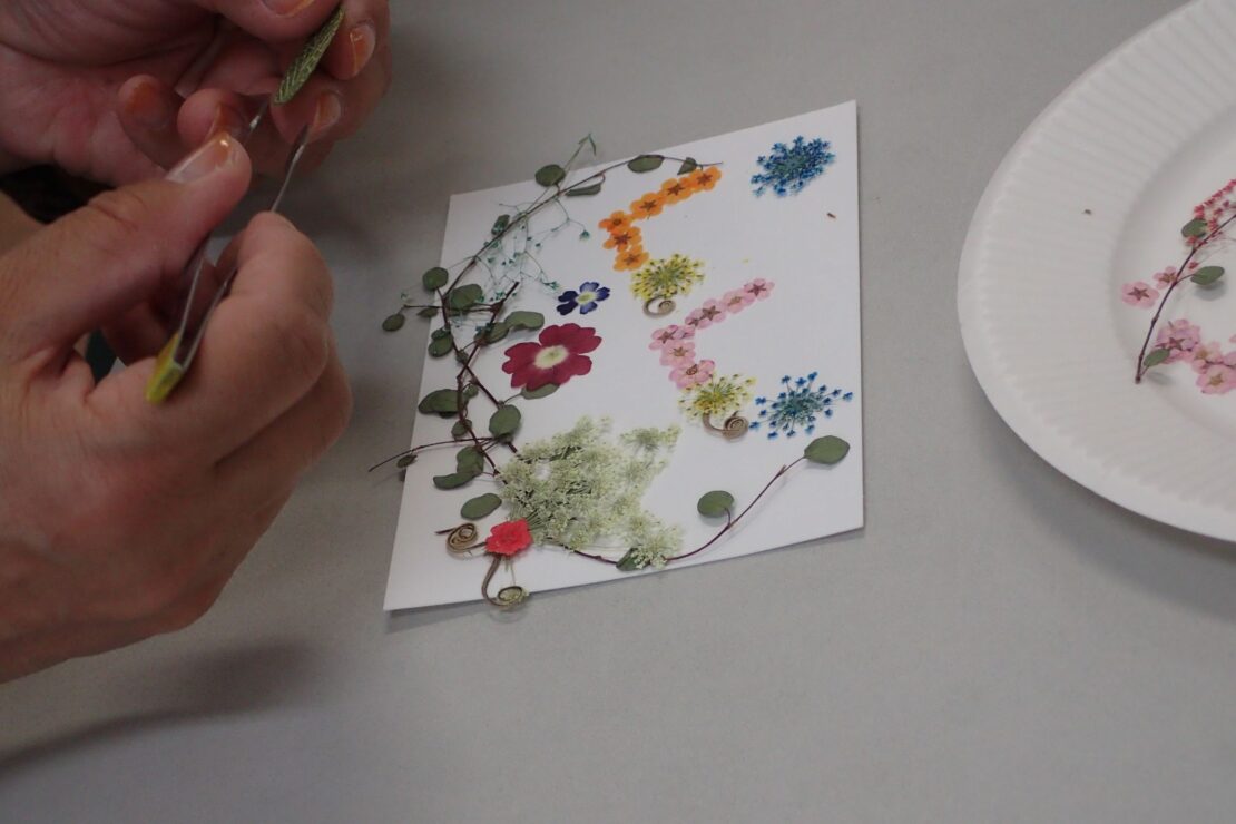 愛犬の名前を表現した作品づくりのようす