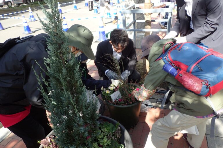 企業の方とタウンガーデナー合同メンテナンスのようす3