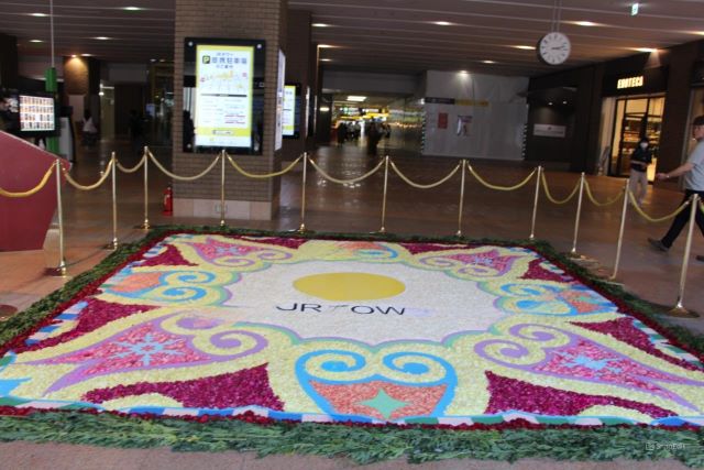 JRタワー1階東コンコースに設置されているフラワーカーペット