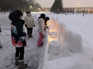 キャンドルを眺める子ども