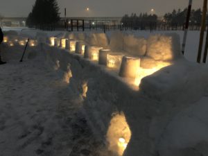 雪壁に灯ったろうそく