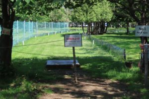 閉鎖中の看板を立てているパークゴルフ場の写真