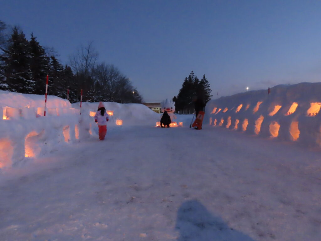 キャンドルに点灯してすぐの写真。まだ空は明るくうっすらと青い空にキャンドルのオレンジ色がきれいです