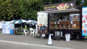 駐車場正面の写真。キッチンカーの横にテントを立てています。