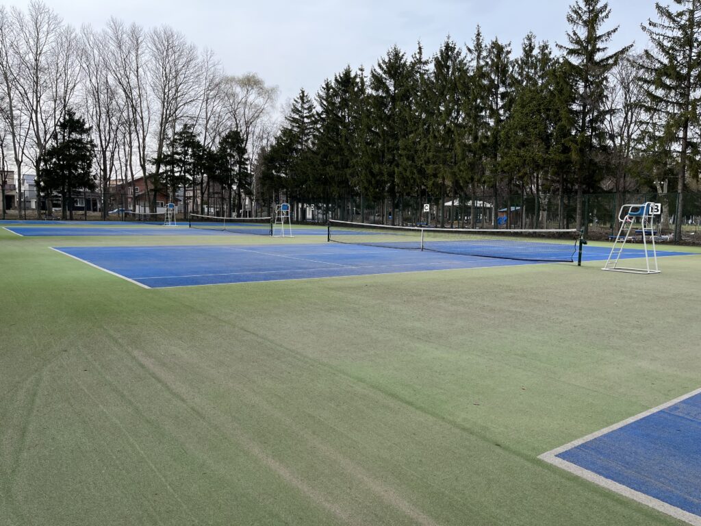 テニスコート準備中