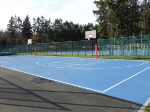 バスケエリアのゴールポストの写真