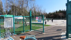 入口の写真。左側に利用者名簿を置いてあるラックがあります。