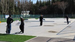 スケボーエリアで滑走している人の写真