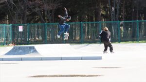 スケボーエリアでトリックをしている人を遠くから見た写真