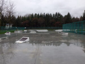 スケボーエリアが雨で水たまりができている写真
