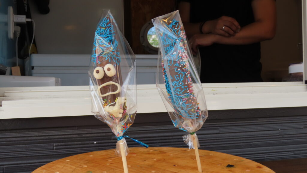 白いチョコで顔を描いたチョコバナナの写真