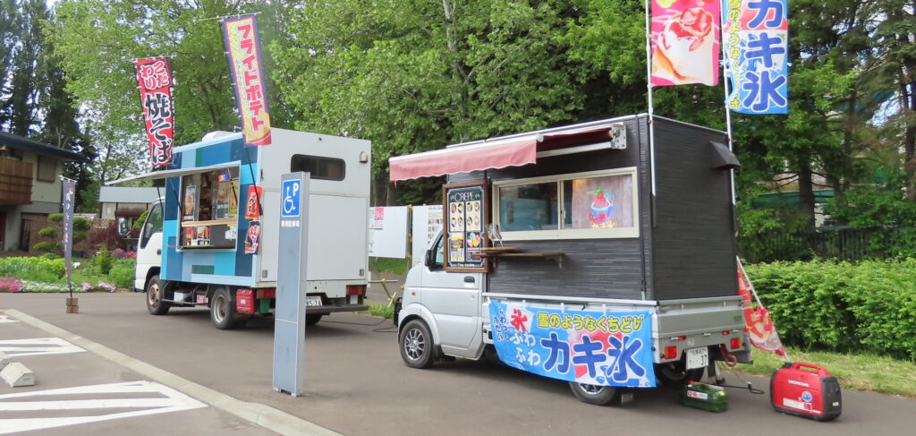 キッチンカーが2台並んでいる写真