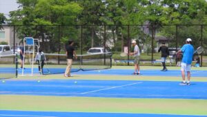 コート場で笑顔の写真