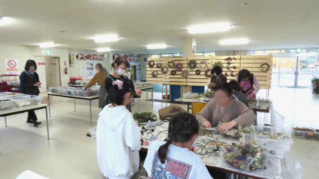 リース講習会で制作している方たちの写真