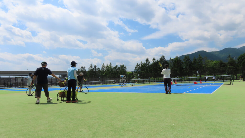 テニスの初心者講習会の写真