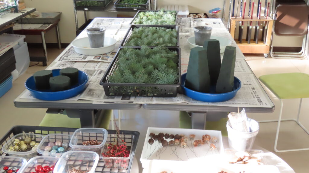 ハーフツリーづくりの準備の写真。針葉樹の葉や給水スポンジが映っています