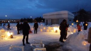 転倒したキャンドルのを大勢の人たちが見て回っている写真