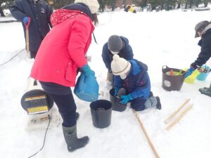 スノーキャンドルを作る小学生