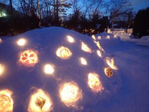 ろうそくの明かりに浮かび上がるアイスボード