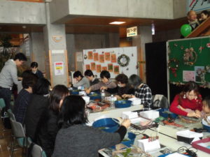 「「ネイチャークラフト講座～木の実でリース作り～」を開催しました！」の画像