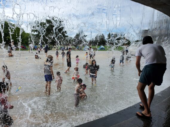 「壁泉と噴水は本日スタート！」の画像