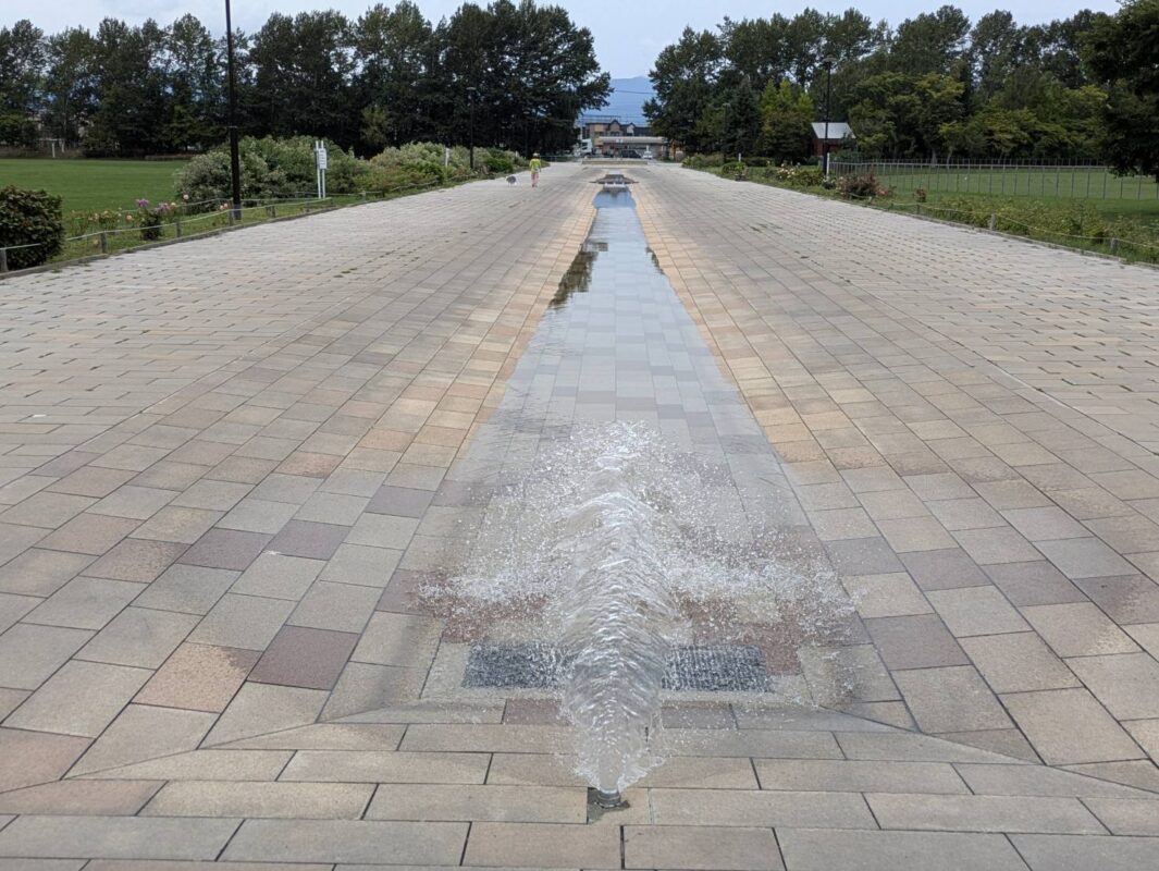 川下公園のカナールに給水している画像。
