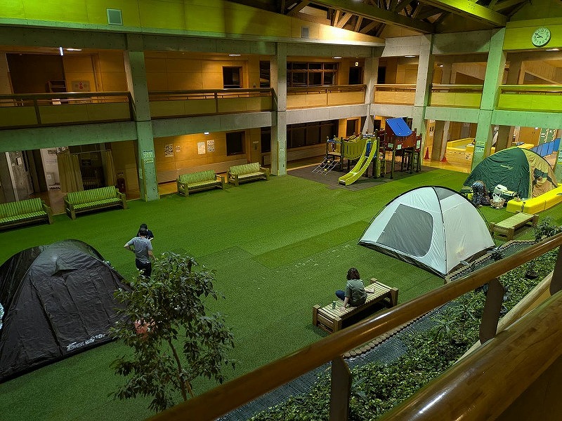 リラックスプラザ内にテントを設置している様子