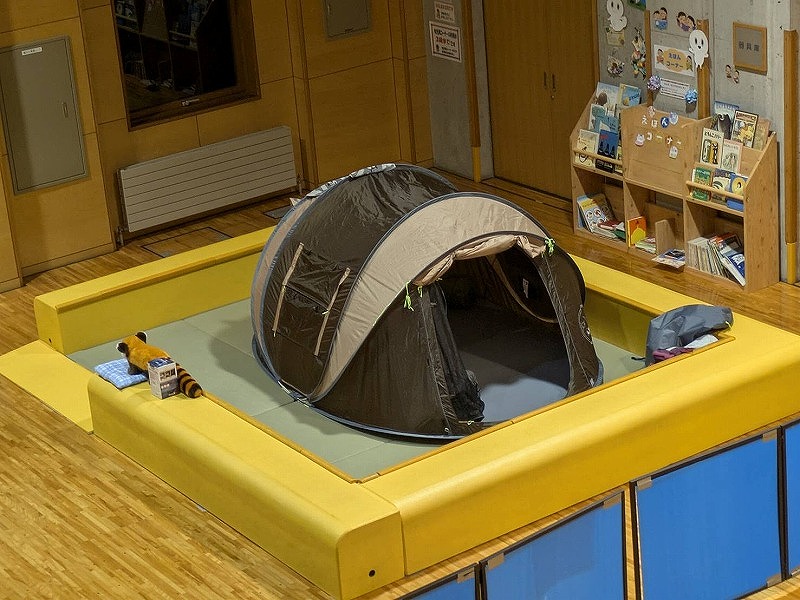 リラックスプラザ内にテントを設置している様子