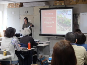 4月20日 公共花壇のデザインの講義の様子