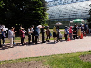 記念樹の配布を待つ列