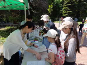記念樹引換の様子