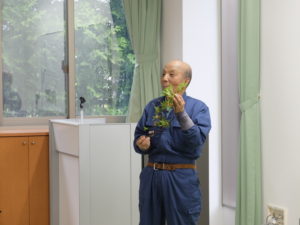 リュウキュウツツジを持つ鮫島先生